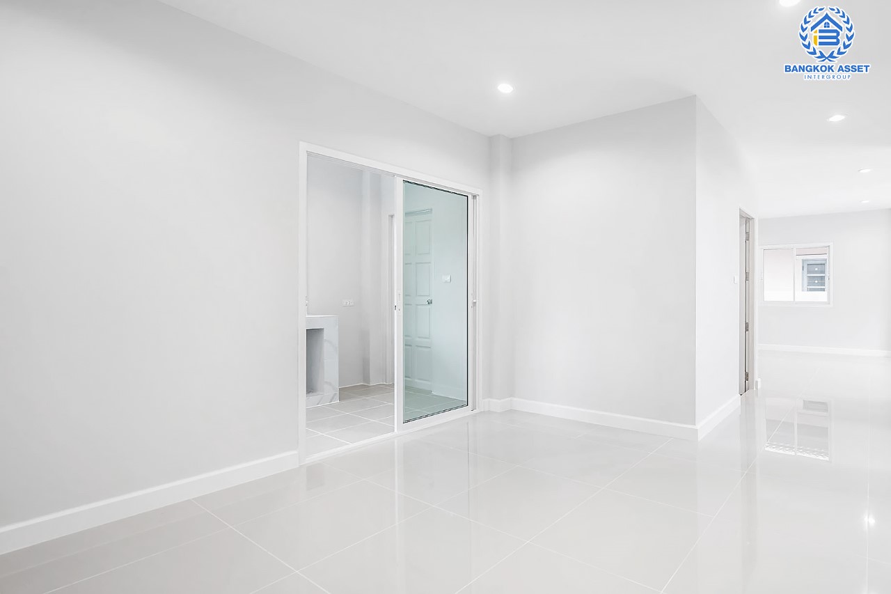 บ้านมือสองตกแต่งใหม่ ม.รติรมย์ 2 ราชพฤกษ์-กาญจนาภิเษก ซ.สวนผัก32 บ้านดีไซน์สวยพร้อมอยู่ เนื้อที่ 59.4 ตร.ว. ฟังก์ชัน 3 ห้องนอน 2 ห้องน้ำ 2 ที่จอดรถ บนทำเลศักยภาพ เชื่อมต่อหลายเส้นทางหลัก ใกล้ทางด่วน "ศรีรัช" และแหล่ง Community Mall ชั้นนำมากมาย